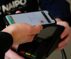 людина оплачує покупку картою