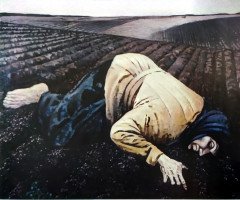 Живописне зображення літньої  жінки у хустці, яка босоніж лежить на чорній землі.