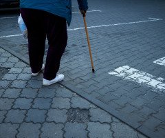 людина з тростинкою на пішохідному переході