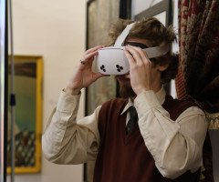 чоловік в окулярах віртуальної реальності