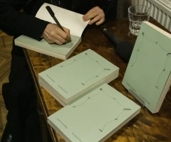 авторка підписує книгу