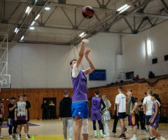 спортсмени грають в баскетбол