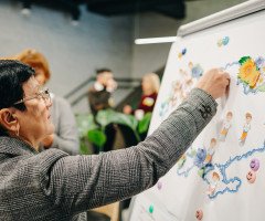 Жінка та карта України