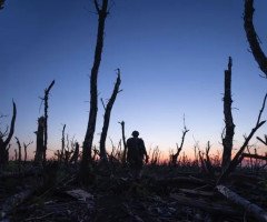Військовий на фоні обстріляної посадки