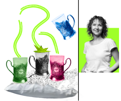 Чотири паруючі склянки з чаєм у підсклянниках «Укразалізниці».