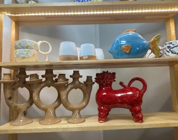 Полиці студії «Світ ремесел». 