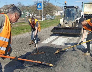 Ремонт доріг. Фото Служби відновлення та розвитку інфраструктури області