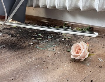 В одній із квартир району потрощені вікна, пошкодження також зазнала покрівля. 