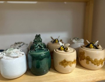 Полиці студії «Світ ремесел». 