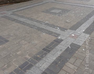 Територія будівлі вранці 24 квітня. Фото: Тетяна Приймачок. 