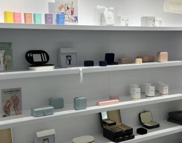 На полицях магазину можна знайти не лише ювелірні вироби.