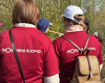 Учасники толоки почали прибирати сміття біля річки Стир. Фото: misto.media. 