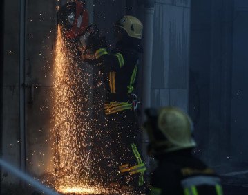 Рятувальники ліквідовують наслідки нічної атаки. Фото: Головне управління ДСНС у Волинській області.