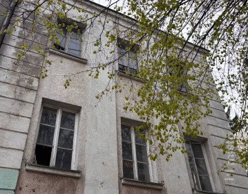 Територія будівлі вранці 24 квітня. Фото: Тетяна Приймачок. 