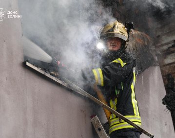 Рятувальники ліквідовують наслідки нічної атаки. Фото: Головне управління ДСНС у Волинській області.