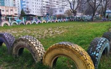У Луцьку демонтують автомобільні шини у дворах багатоповерхівок