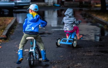двоє дітей на велосипедах