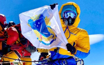 альпіністка на вершині