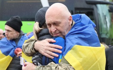 звільнені з полону військовослужбовці.