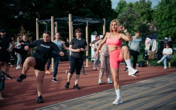 люди займаються спортом на майданчику