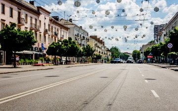 місто дорога будинки дерева