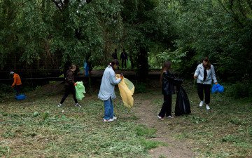 люди прибирають