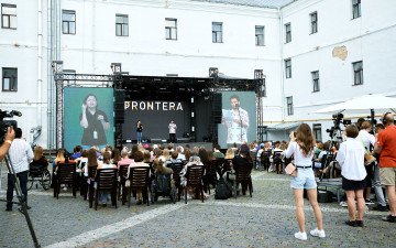 люди на фестивалі дивляться виступ на сцені