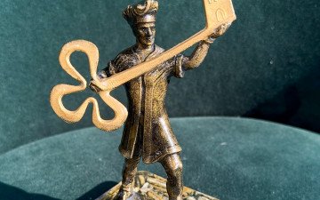 кликну фігурка статуетка