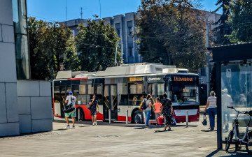 тролейбус на зупинці
