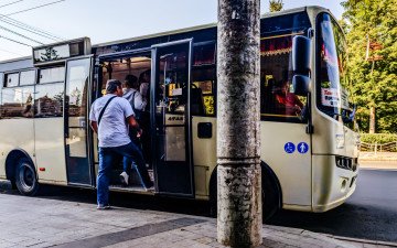 У Луцьку стартували обговорення про вартість проїзду. люди заходять в автобус