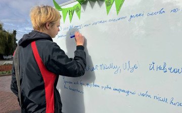 людина пише на дошці