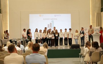 учасники конкурсу на сцені