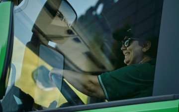 жінка за кермом вантажівки