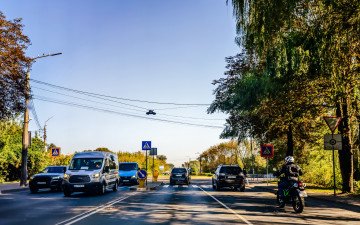 автомобілі на дорозі