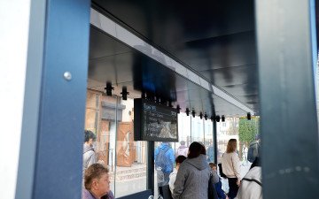 зупинка люди транспорт