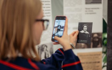 людина тримає телефон в руках