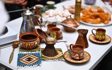 У Києві створили виставу за романом «За Перекопом є земля». кримський посуд на столі