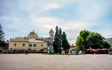 місто центр люди