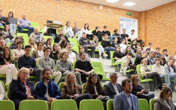 молодь сидить в аудиторії