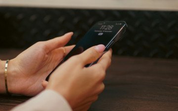 У «Дії» запустили голосового ШІ-помічника. людина тримає телефон в руках