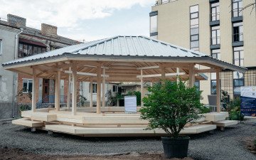 дерев'яна конструкція на вулиці