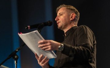 Сергій Жадан на сцені