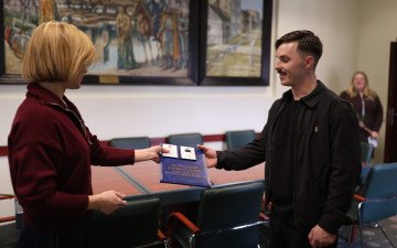 льотчику вручають відзнаку