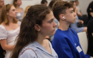 люди сидять на лекції