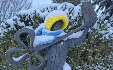 кликун скульптура одяг