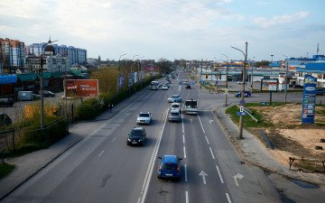 машини на дорозі
