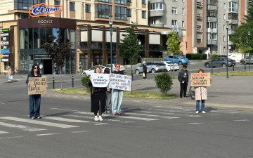 люди на хвилині мовчання