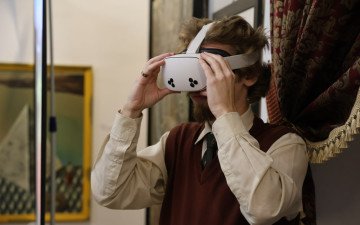 чоловік в окулярах віртуальної реальності