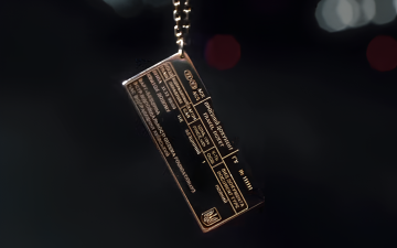 Прикраса «Квиток додому»