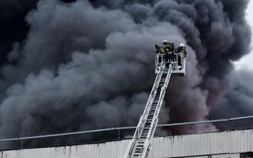 рятувальники ліквідовують пожежу